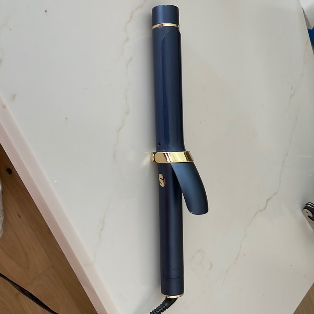 T3 curling iron. Navy blue and Gold 💙💛